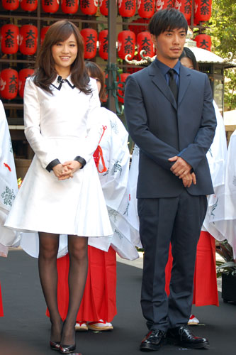 前田敦子（左）と成宮寛貴（右）