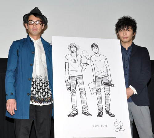 原作者・中村光の直筆イラストをはさんで並ぶ森山未來（左）と星野源（右）