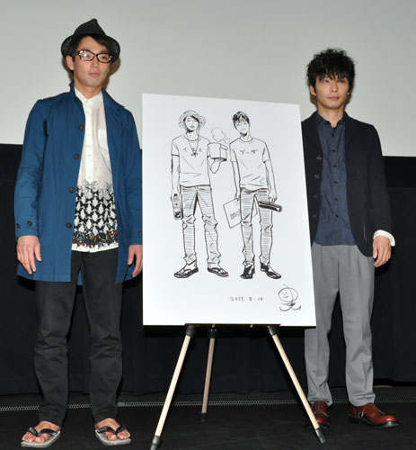 原作者・中村光の直筆イラストをはさんで並ぶ森山未來（左）と星野源（右）