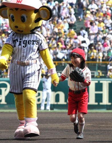 始球式で剛腕ぶりを披露した小林星蘭