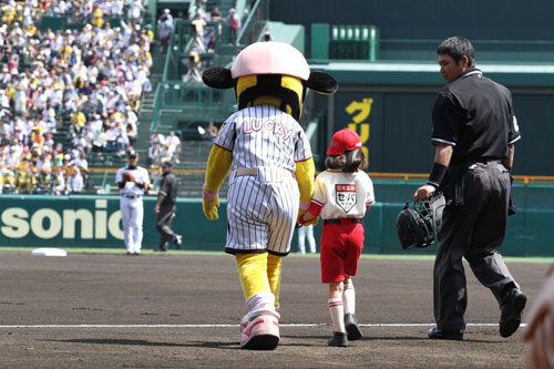 ラッキーに手を引かれてマウンドへと向かう小林星蘭