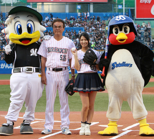 AKB48 倉持明日香が元プロ野球選手の父と共に親子で始球式。次回リベンジ誓う！
