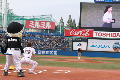 ピッチャー倉持明日香、キャッチャー倉持明、バッターつば九郎、審判マーくん