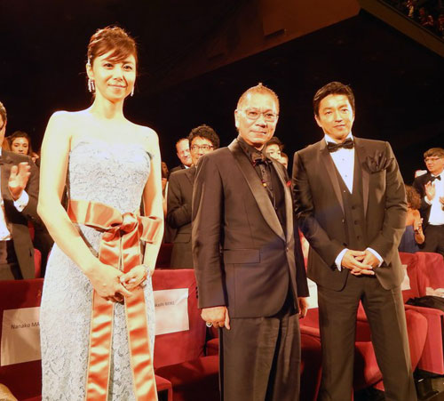 公式上映後の様子。左から松嶋菜々子、三池崇史監督、大沢たかお、