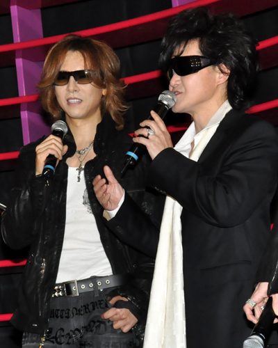 YOSHIKI（左）とToshl（右）