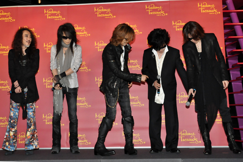 床に貼られた場ミリを見ながら立ち位置を確認するX JAPANメンバー。左からPATA、HEATH、YOSHIKI、Toshl、SUGIZO