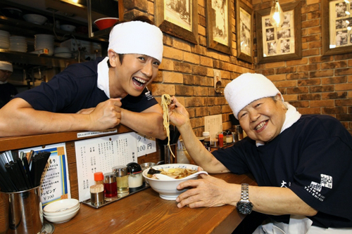 谷原章介が1日ラーメン大使に就任！ ラーメンの神様に弟子入りしラーメン作りに挑戦