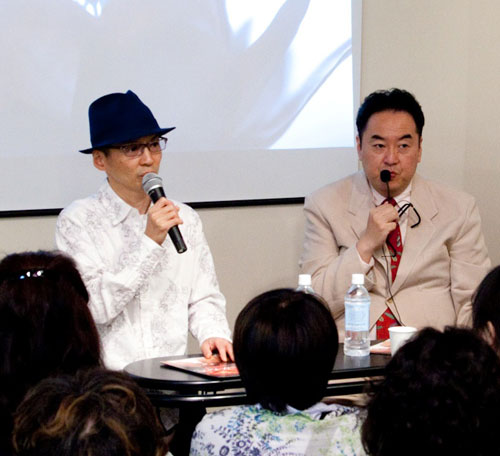 石井岳龍監督（左）と花文化研究者・川崎景介（右）