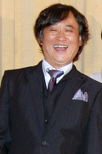 俳優、映画監督の塩屋俊が56歳で逝去。舞台の稽古中に体調不良訴え倒れる