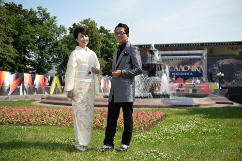 上映前の伊藤蘭（左）と水谷豊（右）