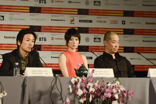 左から大西信満。真木よう子、大森立嗣監督。モスクワ国際映画祭での記者会見にて