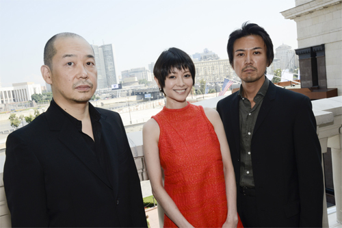 左から大西信満。真木よう子、大森立嗣監督。モスクワ国際映画祭での記者会見の前にて