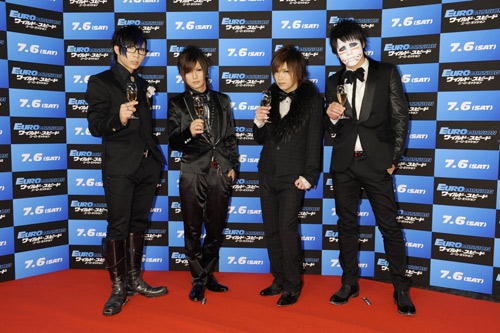 タキシードできめたゴールデンボンバー。左から歌広場淳、喜矢武豊、鬼龍院翔、樽美酒研二