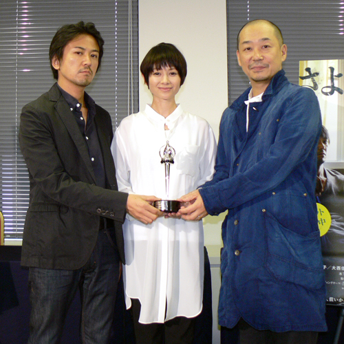 左から大西信満、真木よう子、大森立嗣監督。真ん中にあるのは審査員特別賞の受賞トロフィー