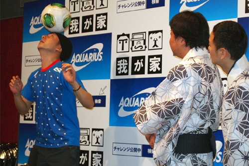 フリースタイルフットボールにチャレンジ中の坪倉由幸（左）と杉山裕之、谷田部俊