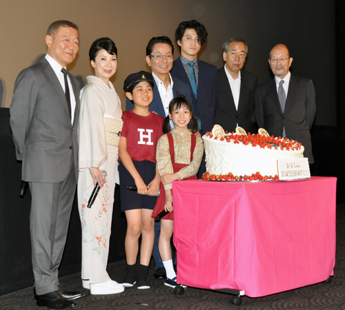 左から、國村隼、伊藤蘭、吉岡竜輝、花田優里音、水谷豊、小栗旬、岸部一徳、降旗康男監督