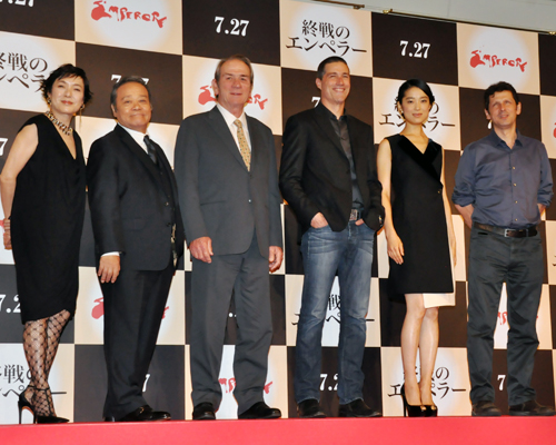 左から桃井かおり、西田敏行、トミー・リー・ジョーンズ、マシュー・フォックス、初音映莉子、ピーター・ウェーバー監督