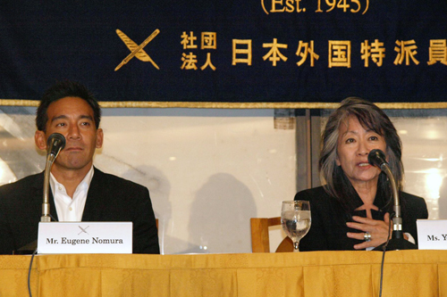 プロデューサーの野村祐人（左）と奈良橋陽子（右）