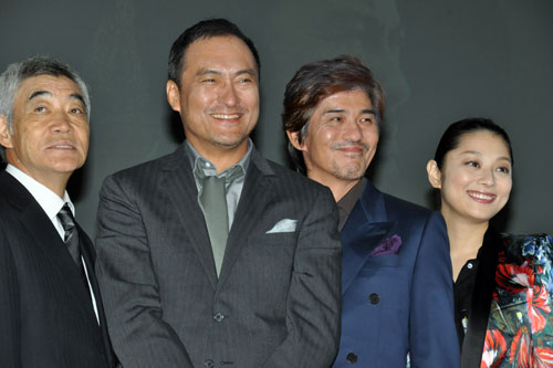 『許されざる者』で初共演の渡辺謙と佐藤浩市が互いに顔を見合わせ照れ笑い