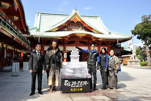 神田明神でヒット祈願を実施。左から中尾浩之監督、時任三郎、要潤、夏帆、上島竜兵