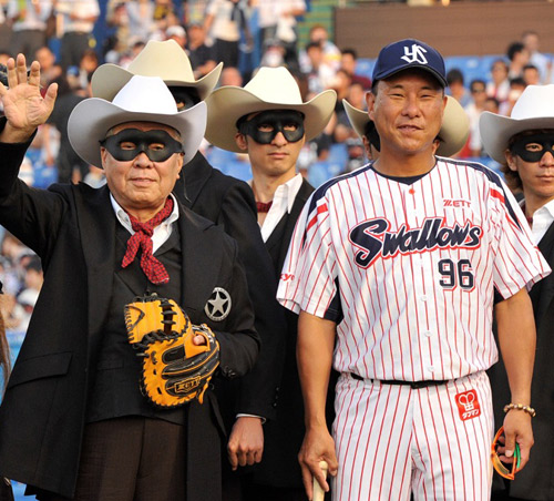 野村克也元監督（左）と東京ヤクルトスワローズ・池山隆寛コーチ（右）