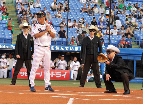 始球式でキャッチャーをつとめた野村元監督