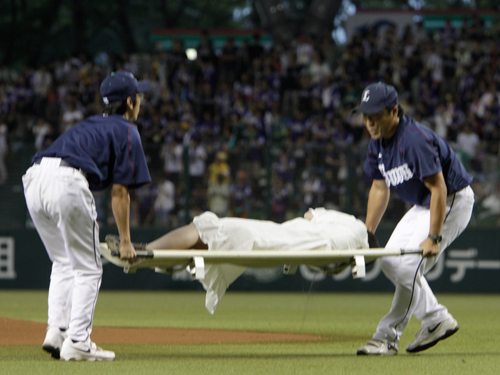 投球後に倒れてしまい担架で運ばれる貞子