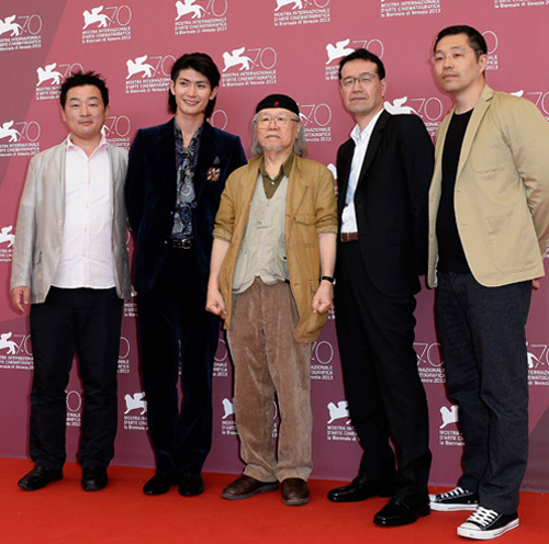 ヴェネチア国際映画祭の記者会見に出席した松本零士、三浦春馬ら