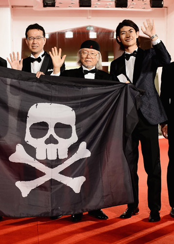 ヴェネチア国際映画祭に参加した荒牧伸志監督（左）、松本零士（中央）、三浦春馬（右）