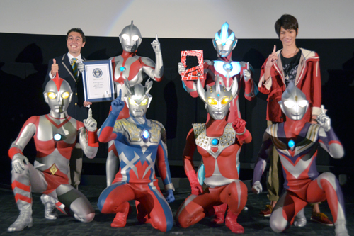 前列左からウルトラマン80、ウルトラマンゼロ、ウルトラマンタロウ、ウルトラマンティガ 。後列左からカルロス・マルティネス、ウルトラマン、ウルトラマンギンガ、根岸拓哉 