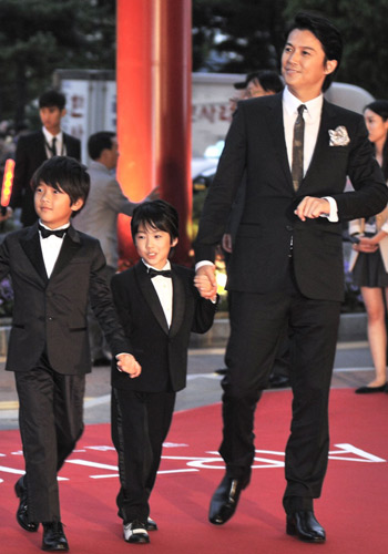 福山雅治が釜山国際映画祭開幕式に出席、父親のように子役たちを優しくエスコート