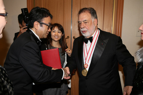 握手を交わす三谷幸喜監督（左）とフランシス・フォード・コッポラ監督（右）