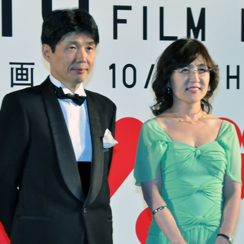 山本一太内閣府特命担当大臣（左）と稲田朋美内閣府特命担当大臣（右）