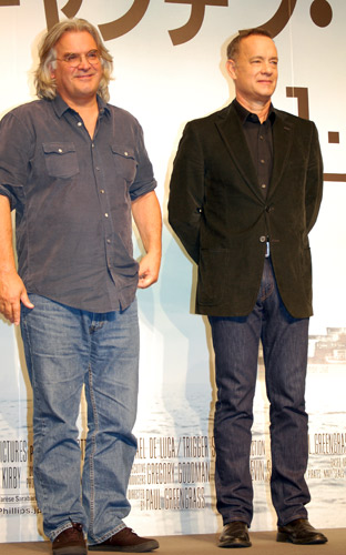 ポール・グリーングラス監督（左）とトム・ハンクス（右）