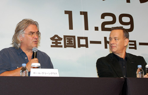 ポール・グリーングラス監督（左）とトム・ハンクス（右）