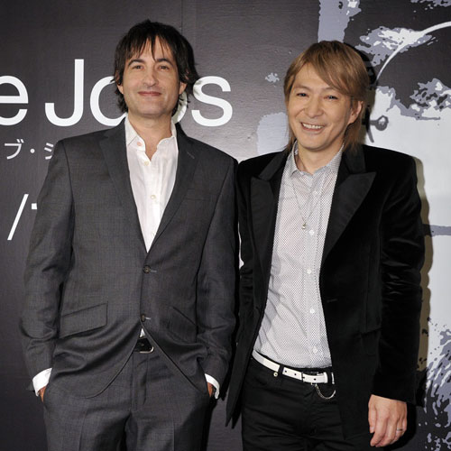 ジョシュア・マイケル・スターン監督（左）と小室哲哉（右）