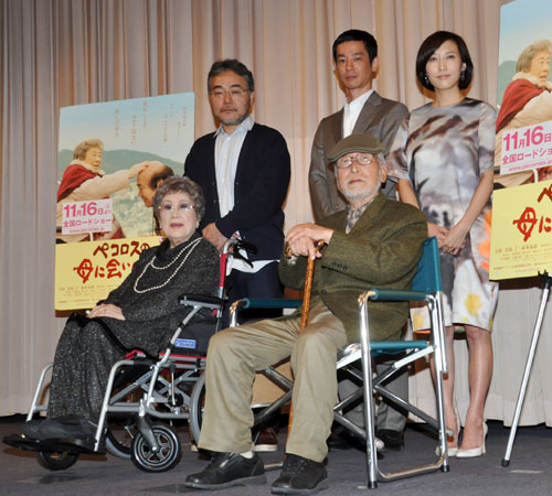 前列左から赤木春恵、森崎東監督。後列左から岩松了、加瀬亮、一青窈