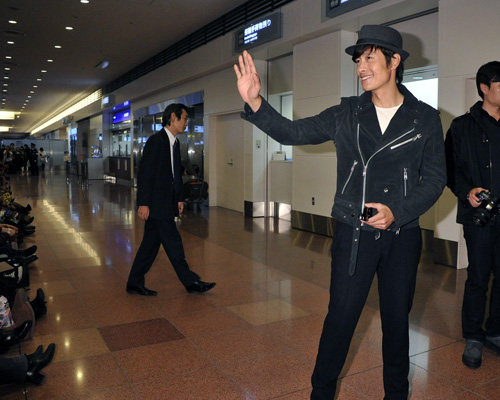 羽田空港に到着したイ・ビョンホン