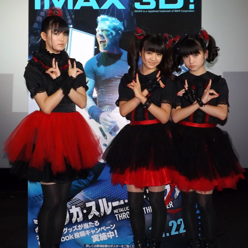 左からSU-METAL、MOAMETAL、YUIMETAL（以上、BABYMETAL）