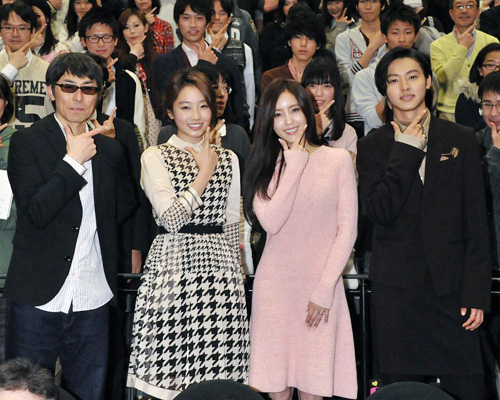 T-ARAのヒョミン、初主演映画『ジンクス!!!』舞台挨拶で日韓恋愛の違いを語る