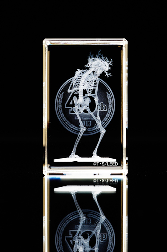 CUBIC THEATER：全高8cm。3Dクリスタルに「ゴルゴ13」の死神ロゴと、背景に“45周年”のデザインをレーザー立体刻印で表現。
(C) さいとう・たかを／リイド社