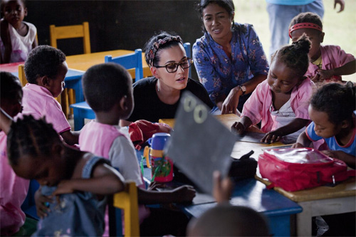 今年4月、当時ユニセフサポートとしてマダガスカルを訪問したケイティー・ペリー（中央）
(C) UNICEF/NYHQ2013-0176/KATE HOLT

