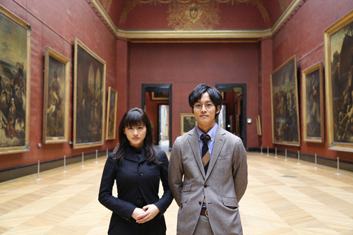ルーヴル美術館内で撮影を行った綾瀬はるか（左）と松坂桃李（右）
(C) 2014映画「万能鑑定士Q」製作委員会