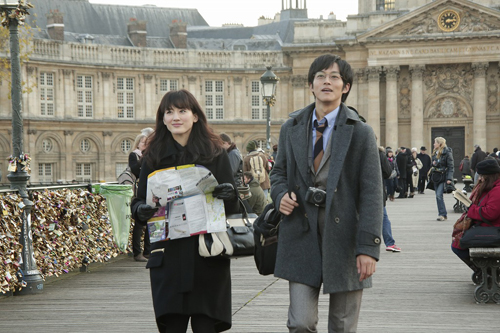 パリでの綾瀬はるか（左）と松坂桃李（右）
(C) 2014映画「万能鑑定士Q」製作委員会