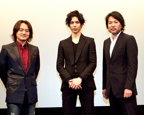 左から松橋真三プロデューサー、水嶋ヒロ、大谷健太郎監督