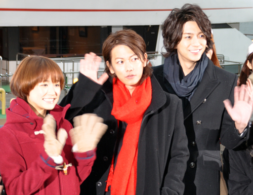 クルーザー、レディクリスタル号の前で。左から大原櫻子、佐藤健、三浦翔平