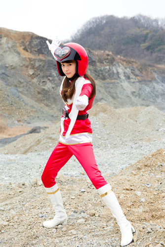 女優でキャスターもつとめる桐谷美玲が戦隊モノのセンター、レッド役に挑戦！