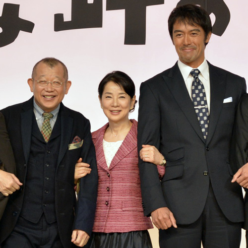 左から笑福亭鶴瓶、吉永小百合、阿部寛