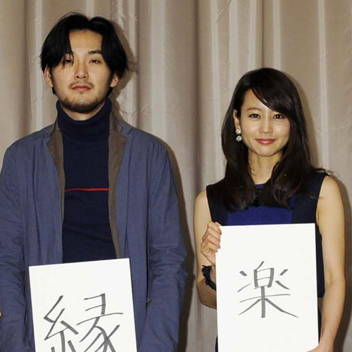 松田龍平（左）と堀北真希（右）