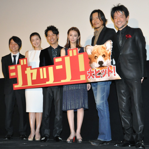 左から澤本嘉光、鈴木京香、妻夫木聡、北川景子、豊川悦司、永井聡監督